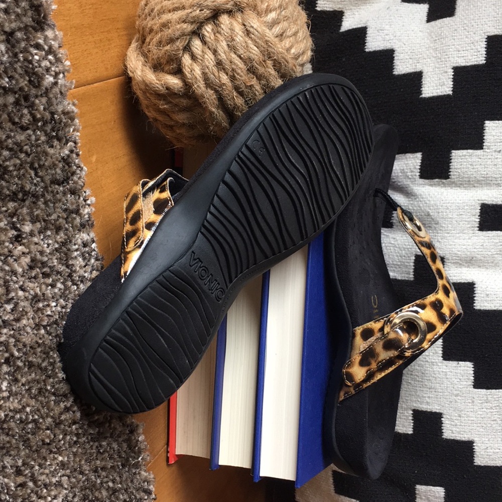 Vionic Lana Leopard sandals